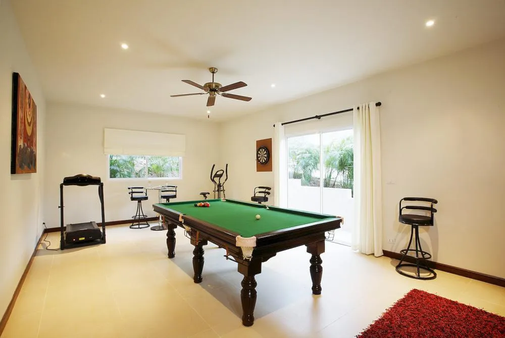 Games room with pool table, ideal for evening entertainment