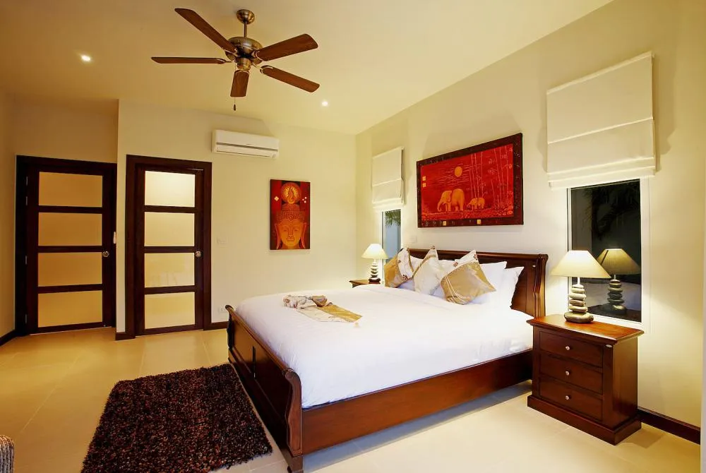 Bedroom 3 (lower level) with king size bed and en-suite bathroom