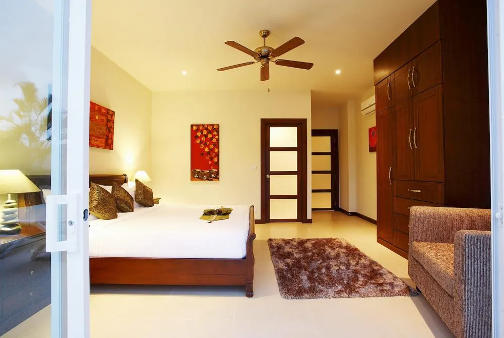 Bedroom 4 with king size bed, air conditioning and ceiling fan