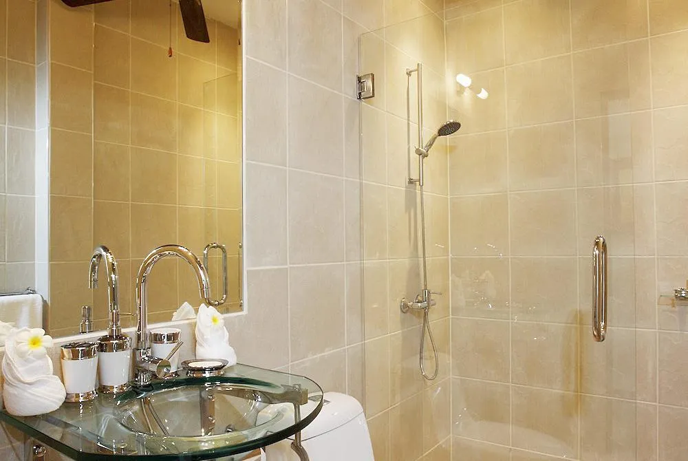 Shared family bathroom for bedrooms 5 & 6