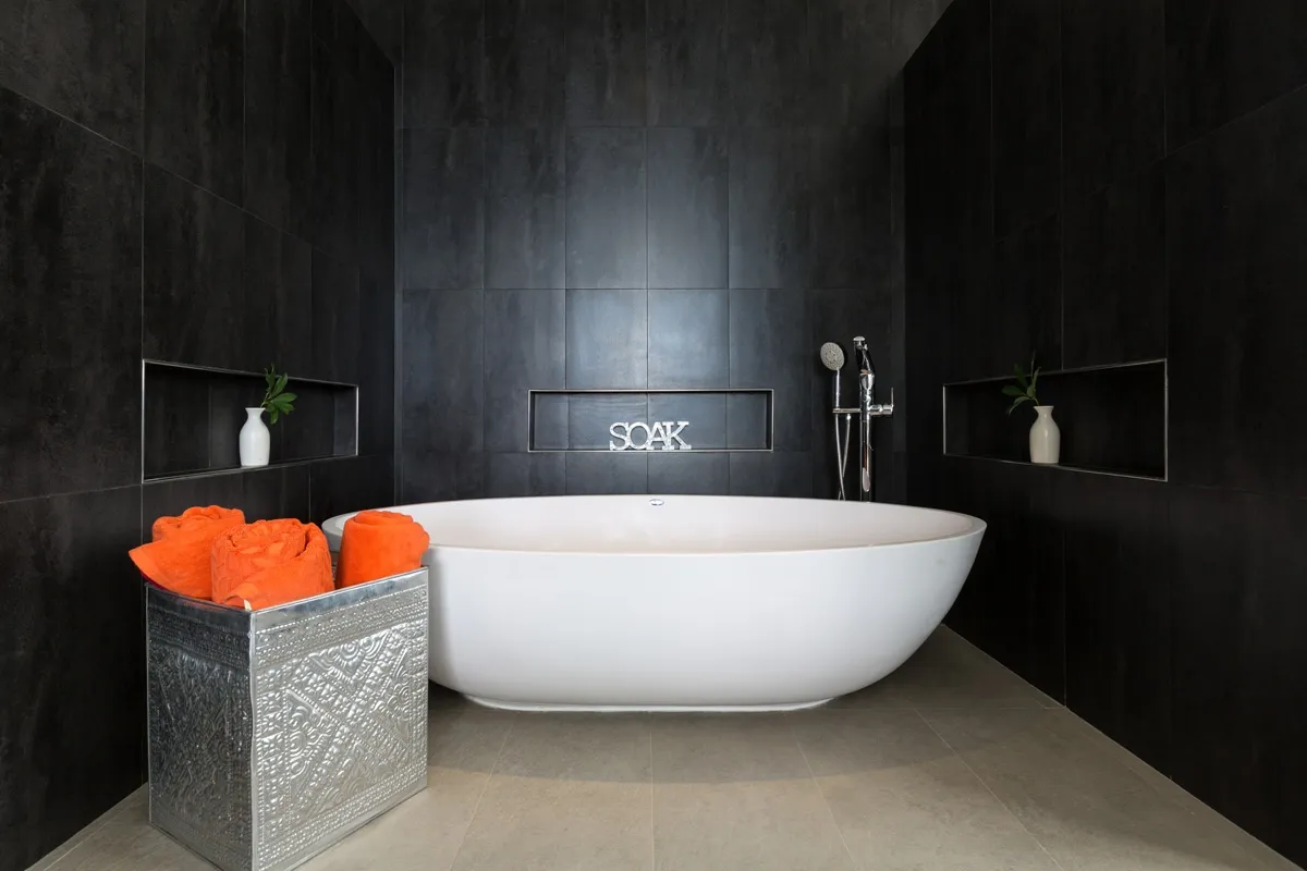 Master Bedroom (Orange Room) Bath Tub